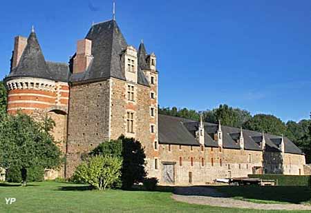 Château de Mortiercrolles - cour