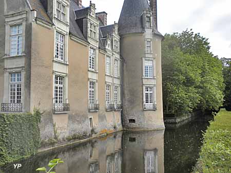 Château du Plessis Chivré - façade Sud et ses douves