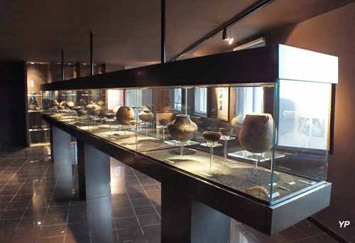 Château-Musée - poteries intactes ( anciennes de 6500 ans)