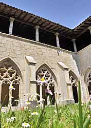 Abbaye d'Ambronay - le cloître fleuri