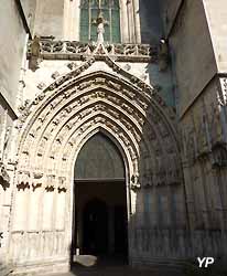 portail de la cathédrale Saint-Pierre de Saintes (doc. Yalta Production)