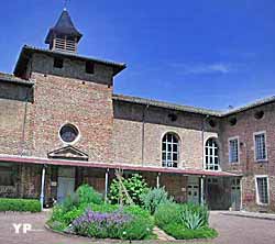 Cour d'honneur de l'ancien hôpital royal de Châtillon (doc. Ancien Hôpital et Apothicairerie)