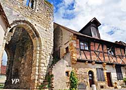 Porte d'en Haut ou Porte Nord et maison à pans de bois (XVIe siècle) (doc. Tourisme Mennetou)