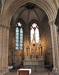 Chapelle du Saint-Sacrement, retable en pierre calcaire (XIXe siècle)