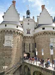 Tour du Pied-de-Biche, entrée du château et tour de la Boulangerie