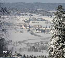 Mouthe en hiver vu du Belvédère de la Source du Doubs (doc. Yves Maréchal / Office de tourisme du Val de Mouthe-Chapelle des Bois)
