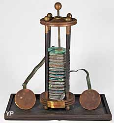 Musée de l'Électricité - une des premières piles électriques