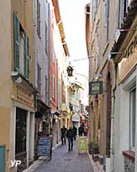 Ville d'Antibes - rue du vieil Antibes (doc. Yalta Production)