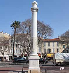 Ville d'Antibes - colonne commémorant la résistance des habitants d'Antibes en 1815