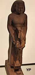 Musée de la Castre - homme présentant une statue du dieu Osiris (Basse époque)
