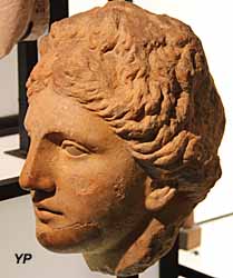 Musée de la Castre - tête féminine de type hellénistique, marbre (époque romaine)