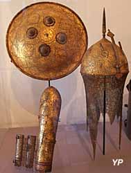 Musée de la Castre - casque (acier damasquiné, turquoises), brassard (acier damasquiné, velours, coton) et bouclier (acier damasquiné, turquoises)