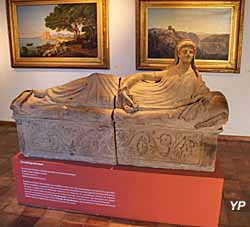 Musée de la Castre - au premier plan, sarcophage étrusque