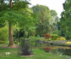 Parc et jardins du château d'Acquigny - jeunes plantations le long de la rivière serpantine et utilisation de la vase curée pour refaire les berges