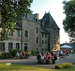 Château de Cerisy-la-Salle - le buffet du dimanche soir sur la terrasse