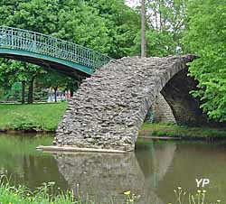 Pont médiéval dit pont Malassert (doc. Office de Tourisme du Val de Vienne)
