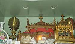 Église Sainte-Croix - vitrine du trésor d'église renfermant près de 21 reliquaires