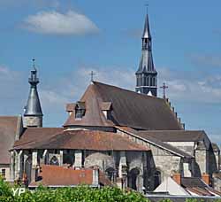 Eglise Sainte-Croix (doc. Antenne Touristique de Saint-Pourçain-sur-Sioule)