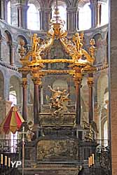 Basilique Saint-Sernin - tombeau de saint Sernin et son baldaquin baroque