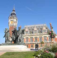 statue des Boiurgeois de Calais devant l'Hôtel de ville (doc. OT Calais Côte d'Opale)
