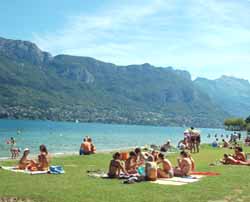 baignade au lac d'Annecy (doc. C. Max / Annecy Tourisme)
