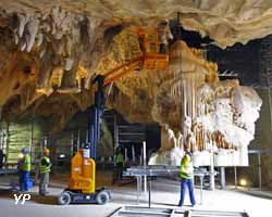 Grotte Chauvet 2 - installation de la concrétion du mammouth réalisée par Phénomènes