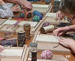 Musée du tissage et de la soierie - tissage sur un métier de table