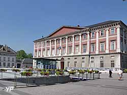 Visite de Chambéry - place du Palais de Justice (doc. Yalta Production)