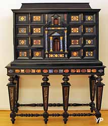 Cabinet hollandais (pallissandre noirci, ébène, lapis-lazuli - Musée d'art Roger-Quilliot