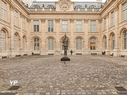 Cour d’honneur de l’hôtel de Saint-Aignan et le Capitaine Dreyfus