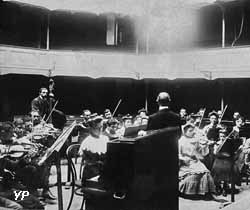 Répétition de la société musicale du Familistère dans le théâtre en 1904