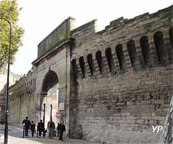 Remparts - porte du Rhône