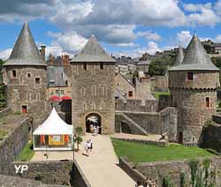 Château de Fougères - entrée du château (depuis l'intérieur), tour de Guémadeux, tour La Haye Saint-Hilaire et tour du Hallay (doc. Yalta Production)