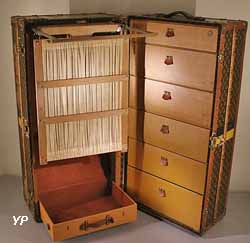 Malle-armoire (Louis Vuitton, vers 1930)