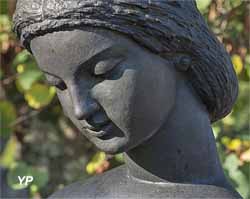 Joseph Bernard, La femme à l’enfant (détail), 1914-1925, bronze, jardin des bronzes de la Fondation de Coubertin