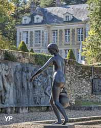 Jardin des bronzes de la Fondation de Coubertin et château du domaine de Coubertin en arrière-plan