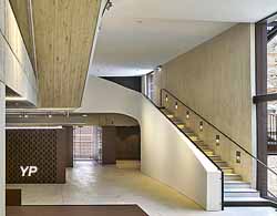 Nouveau bâtiment d’accueil du musée de Cluny, musée national du Moyen Âge, rezde-chaussée et escalier Bernard Desmoulin, architecte