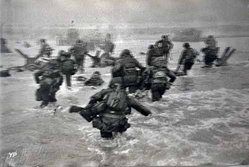 Les troupes américaines débarquent sur la plage d'Omaha Beach lors du D-Day (Robert Capa, collection Golda Darty)