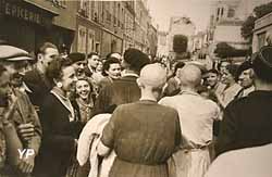 Une mère et sa fille accusées de collaboration (Robert Capa, 18 août 1944)