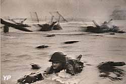 Les troupes américaines débarquent sur la plage d'Omaha Beauch 1944 - exposition Robert Capa, Icônes, 2024