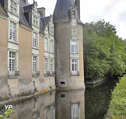 Château du Plessis Chivré - cour, chapelle et partie de  XIVe siècle