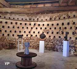 Exposition de sculptures dans le pigeonnier