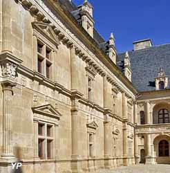 Château de Bournazel - cour d'honneur