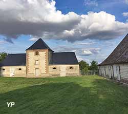 Pigeonnier et carré de ferme